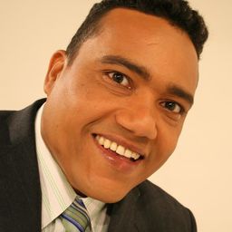 Miguel Céspedes 飾演 Torpedo