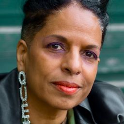 Sharon Lewis 飾演 Barbara