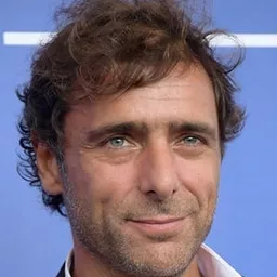阿德里亞諾·吉安尼尼 飾演 Giuseppe 'Guido' Esposito