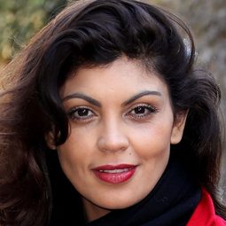 娜維爾·瑪達尼 - The Gardener演員 飾演Mia