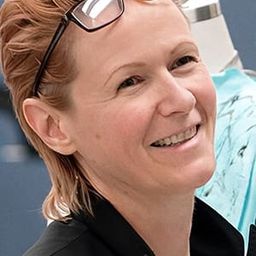 Amy Bond 飾演 Self