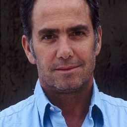 Michael Corrente 飾演 Policía