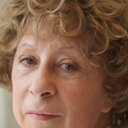 Liya Akhedzhakova 飾演 Human Rights activist