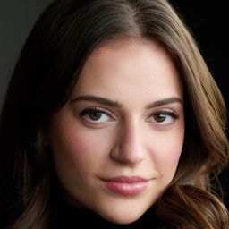 Romy Weltman 飾演 Pet