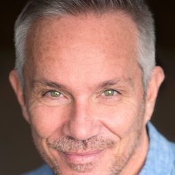 Edward Singletary 飾演 Motivational Speaker