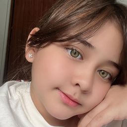 席亞拉·娜汀·布洛斯南 飾演 Ambar