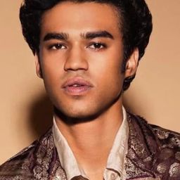 Babil Khan 飾演 Siddharth 'Sid' Menon