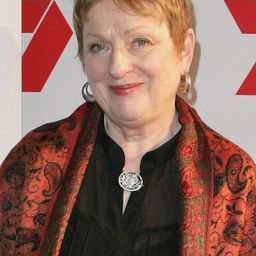 Lyn Collingwood 飾演 Mrs Y.