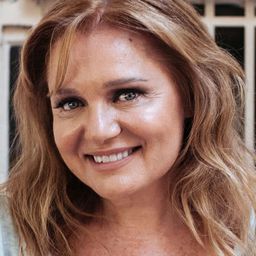 Maria Kavoyianni 飾演 Maria