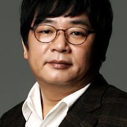 李鬥日 飾演 Lee