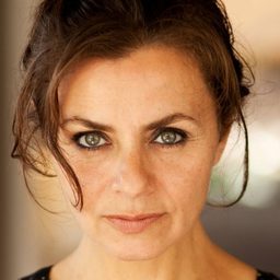 娜歐蜜·克勞斯 飾演 Zeynap Altin