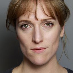 Beatrice Curnew 飾演 Caroline Carew