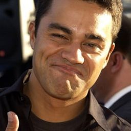 克里斯·塔洛亞 飾演 Roy