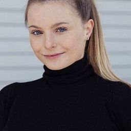 Julia Niegel 飾演 Henriette