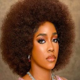 艾瑪·恩衛 - 狂人怪事演員 飾演