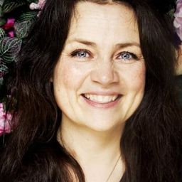 Catrin Sagen 飾演 Hotel Worker