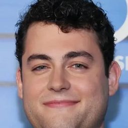 Truman Hanks 飾演 Stagehand