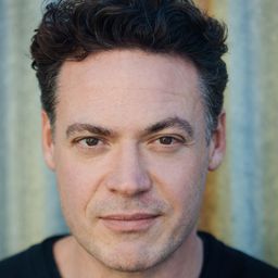 Fedja van Huêt 飾演 Ralph