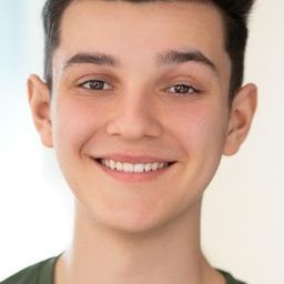 Avan Stewart 飾演 Max