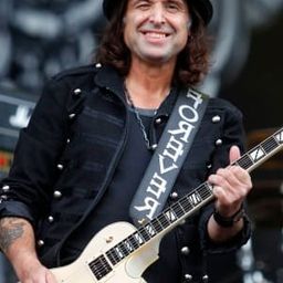 Phil Campbell 飾演 Self