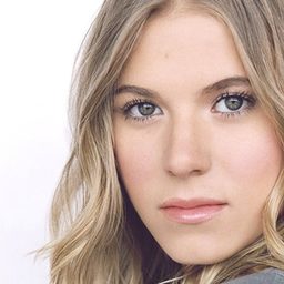 Hannah Pilkes 飾演 Isabel Cohen