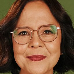 朵莉·狄利昂 - 青春拉拉手演員 飾演Sister Mary