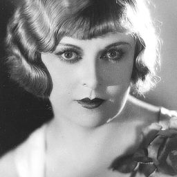 Gertrude Astor 飾演 The Blonde