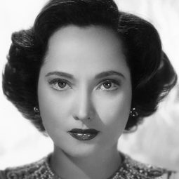 Merle Oberon 飾演 Baroness Genevieve Cassini