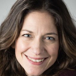 Meredith Braun 飾演 Belle