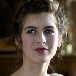 Marie Féret 飾演 Natalia Solario