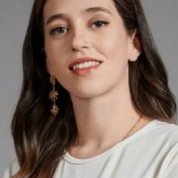 蕾蒂西亞·希希利亞尼 飾演 Ángela