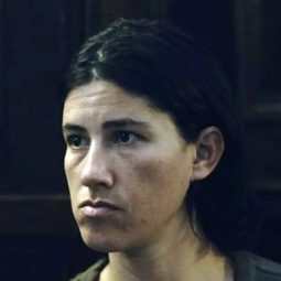 雅尼婭·阿維拉 飾演 Gladys