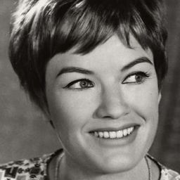 Teri Földi 飾演 Magda (voice)