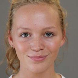 Freja Bella Lindahl - 醉好的時光演員 飾演Caro