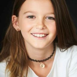 克萊拉·庫什尼爾 飾演 Mindy