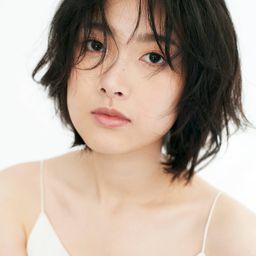 何夏 飾演 Hsin-Jung