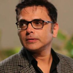 Harsh Chhaya 飾演 Baldeo Singh Thakur