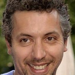 Atmen Kelif 飾演 Momo