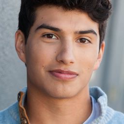 Conor Husting 飾演 Pedro