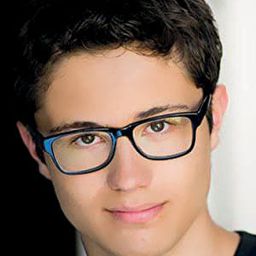 Nicholas Elia 飾演 Tobey