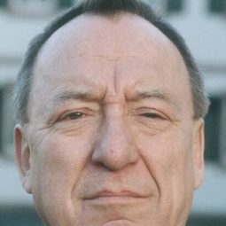Ulrich Matschoss 飾演 Gerhardt Hoffman