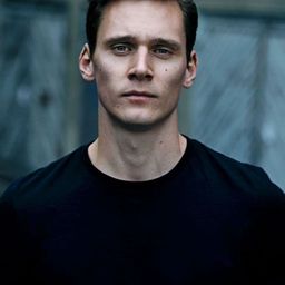 Rick Okon 飾演 Jan