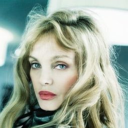 Arielle Dombasle 飾演 Nathalie