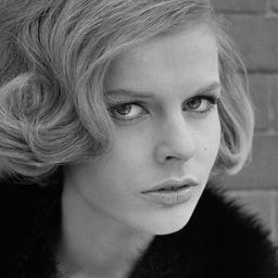 Astrid Frank 飾演 Evelyne