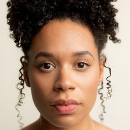 Ellouise Shakespeare-Hart 飾演 Ruth