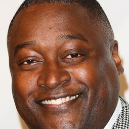 Billy 'Sly' Williams 飾演 Cop in Gem Store Elevator