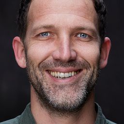 Tomas Spencer 飾演 Charlie Stearn