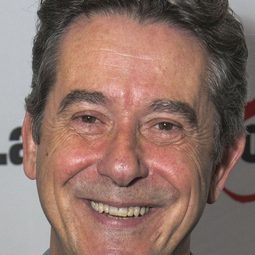 艾德裏安·魯基斯 飾演 Tim Kendal