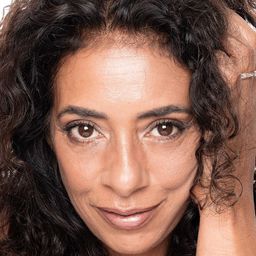 馬娜·阿瓦德 - 邊境風暴演員 飾演Malik's Auntie