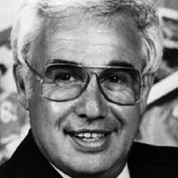 Stu Nahan 飾演 Commentator #1